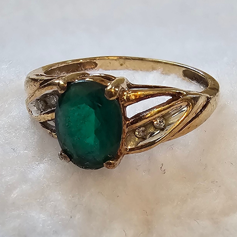 Vintage 1980 Oval Cut Emerald Gemstone and Gold Ring